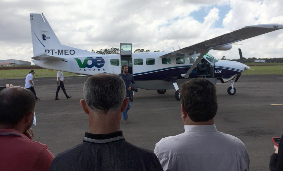 O polo moveleiro de Arapongas, principal do Paraná e um dos mais importantes do País, deverá alavancar ainda mais negócios com a nova linha aérea ligando o município a Curitiba e facilitando o acesso a grandes centros nacionais. A linha começou a operar nesta quarta-feira (23) e faz parte do programa Voe Paraná, criado pelo Governo do Estado para ampliar a malha aeroviária. Foto: Prefeitura de Arapongas