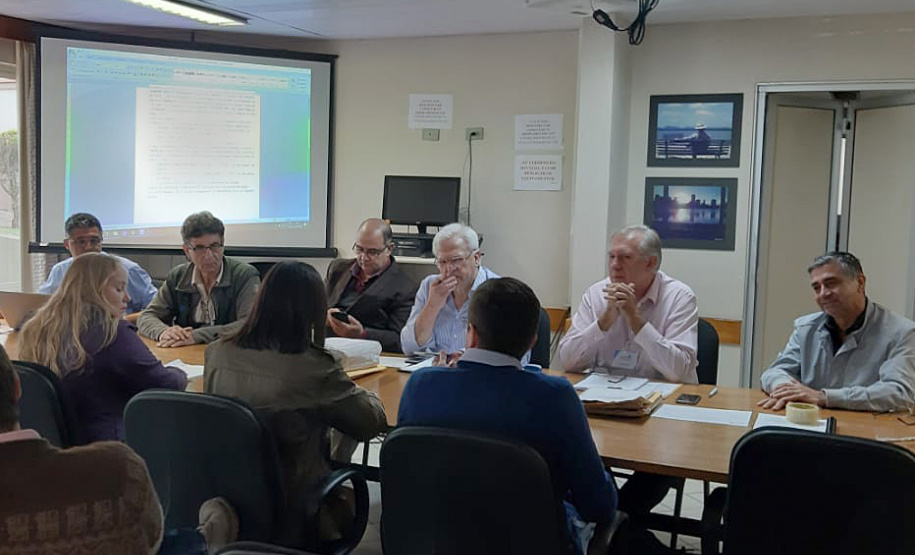 A sessão pública de abertura dos envelopes da licitação para a concessão de uso do Parque Estadual de Vila Velha, em Ponta Grossa, aconteceu nesta quarta-feira (23). Houve três empresas proponentes – Urbanes Empreendimentos, Priscila Scheffer Dias-Turismo e a Eco Parques do Brasil S/A.