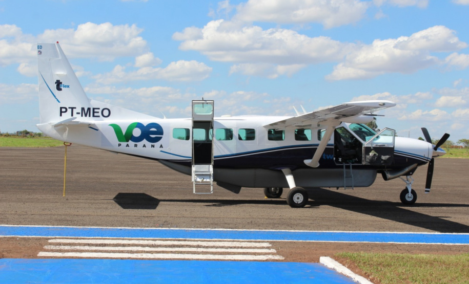 O primeiro voo de Curitiba para Paranavaí decolou às 13h10 desta quarta-feira (23) e pousou no município 1h45 depois, recolocando a cidade da região Noroeste no mapa da aviação regional. Os voos entre as duas cidades serão sempre no período da tarde, às 13h10, às segundas, quartas e sextas. O trajeto contrário será nos mesmos dias, às 15h15.Foto: Prefeitura de Paranavaí