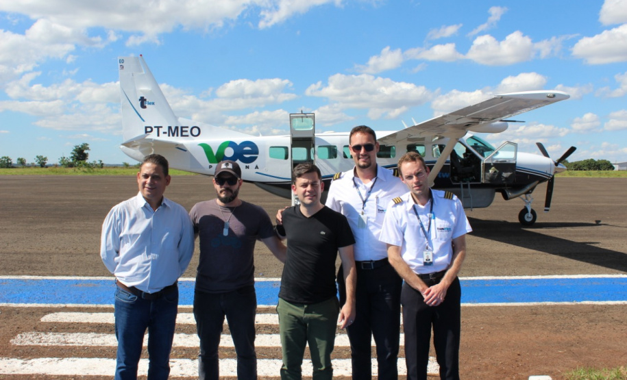 O primeiro voo de Curitiba para Paranavaí decolou às 13h10 desta quarta-feira (23) e pousou no município 1h45 depois, recolocando a cidade da região Noroeste no mapa da aviação regional. Os voos entre as duas cidades serão sempre no período da tarde, às 13h10, às segundas, quartas e sextas. O trajeto contrário será nos mesmos dias, às 15h15.Foto: Prefeitura de Paranavaí