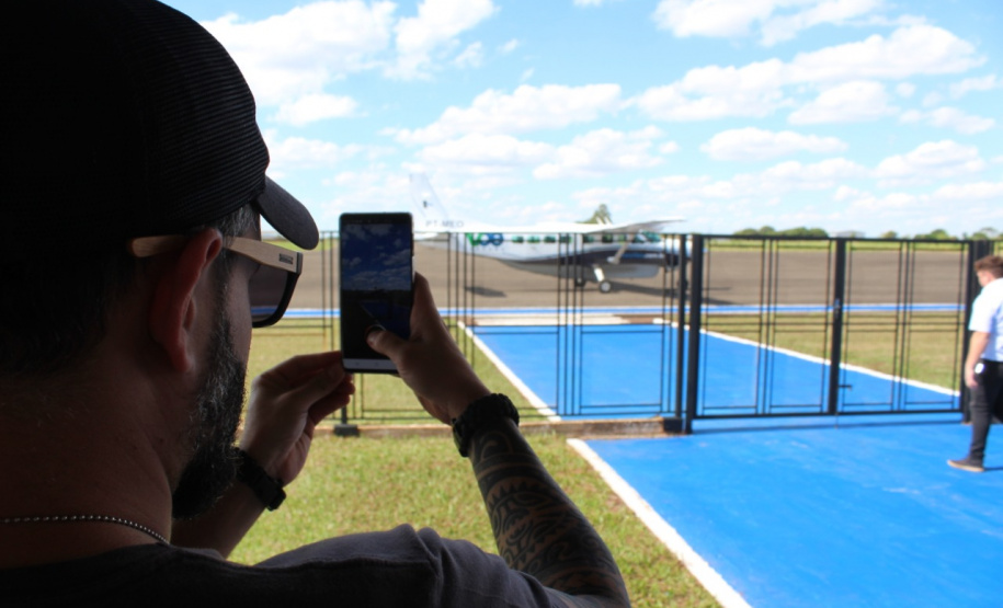 O primeiro voo de Curitiba para Paranavaí decolou às 13h10 desta quarta-feira (23) e pousou no município 1h45 depois, recolocando a cidade da região Noroeste no mapa da aviação regional. Os voos entre as duas cidades serão sempre no período da tarde, às 13h10, às segundas, quartas e sextas. O trajeto contrário será nos mesmos dias, às 15h15.Foto: Prefeitura de Paranavaí