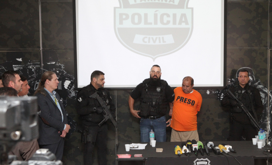 A Polícia Civil do Paraná (PCPR) interrogou Carlos Eduardo dos Santos, 52 anos, na noite de terça-feira (22), em Curitiba