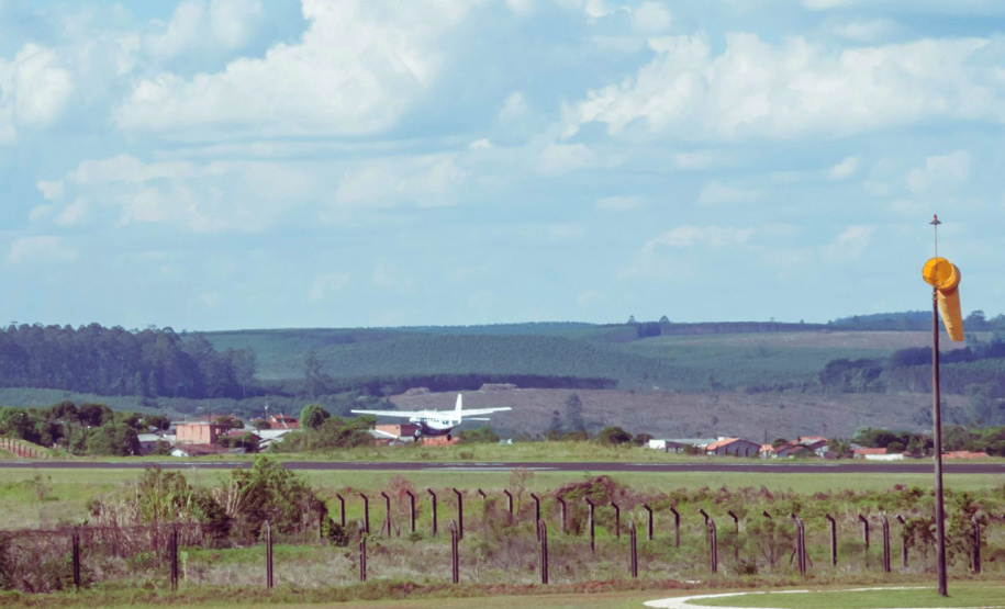 Os três voos semanais diários entre Curitiba e Telêmaco Borba vão ajudar o novo ciclo de crescimento da cidade, que será impulsionado pelos investimentos de R$ 9,1 bilhões da Klabin na ampliação da fábrica de Ortigueira, cidade vizinha. Serão criados mais de 11 mil postos de trabalho na região nos próximos anos.Foto: Prefeitura de Telêmaco Borba