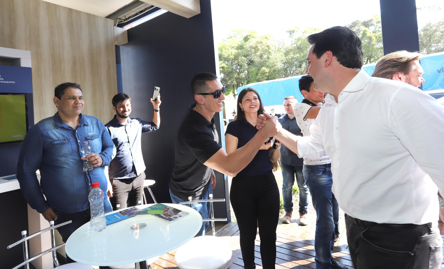 O governador Carlos Massa Ratinho Junior e o presidente da Rumo João Alberto Abreu, assinam protocolo de intenções para revitalização da linha ferrea, entre Morretes e Antonina, litoral paranaense. Participaram: prefeito de Ponta Grossa, Marcelo Rangel; secretário de Infraestrutura e Logística, Sandro Alex; Ponta Grossa, 23-10-19.Foto: Arnaldo Alves / AEN