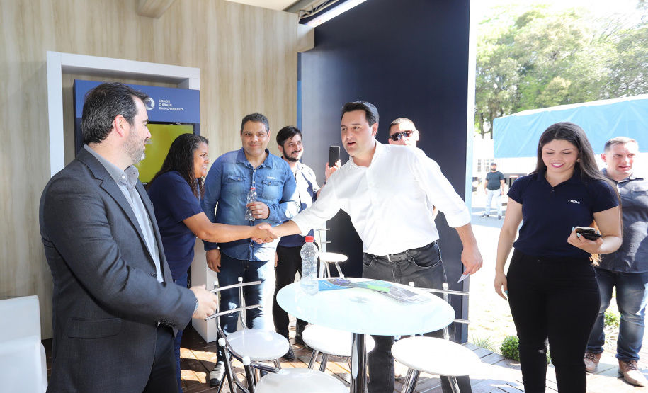 O governador Carlos Massa Ratinho Junior e o presidente da Rumo João Alberto Abreu, assinam protocolo de intenções para revitalização da linha ferrea, entre Morretes e Antonina, litoral paranaense. Participaram: prefeito de Ponta Grossa, Marcelo Rangel; secretário de Infraestrutura e Logística, Sandro Alex; Ponta Grossa, 23-10-19.Foto: Arnaldo Alves / AEN