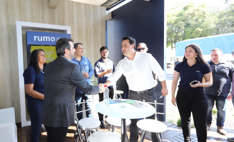 O governador Carlos Massa Ratinho Junior e o presidente da Rumo João Alberto Abreu, assinam protocolo de intenções para revitalização da linha ferrea, entre Morretes e Antonina, litoral paranaense. Participaram: prefeito de Ponta Grossa, Marcelo Rangel; secretário de Infraestrutura e Logística, Sandro Alex; Ponta Grossa, 23-10-19.Foto: Arnaldo Alves / AEN