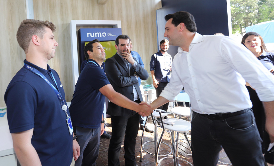 O governador Carlos Massa Ratinho Junior e o presidente da Rumo João Alberto Abreu, assinam protocolo de intenções para revitalização da linha ferrea, entre Morretes e Antonina, litoral paranaense. Participaram: prefeito de Ponta Grossa, Marcelo Rangel; secretário de Infraestrutura e Logística, Sandro Alex; Ponta Grossa, 23-10-19.Foto: Arnaldo Alves / AEN