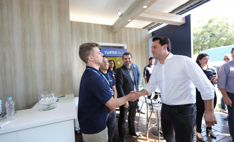 O governador Carlos Massa Ratinho Junior e o presidente da Rumo João Alberto Abreu, assinam protocolo de intenções para revitalização da linha ferrea, entre Morretes e Antonina, litoral paranaense. Participaram: prefeito de Ponta Grossa, Marcelo Rangel; secretário de Infraestrutura e Logística, Sandro Alex; Ponta Grossa, 23-10-19.Foto: Arnaldo Alves / AEN