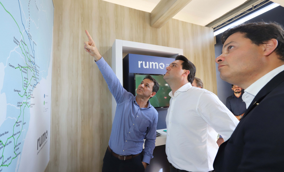 O governador Carlos Massa Ratinho Junior e o presidente da Rumo João Alberto Abreu, assinam protocolo de intenções para revitalização da linha ferrea, entre Morretes e Antonina, litoral paranaense. Participaram: prefeito de Ponta Grossa, Marcelo Rangel; secretário de Infraestrutura e Logística, Sandro Alex; Ponta Grossa, 23-10-19.Foto: Arnaldo Alves / AEN