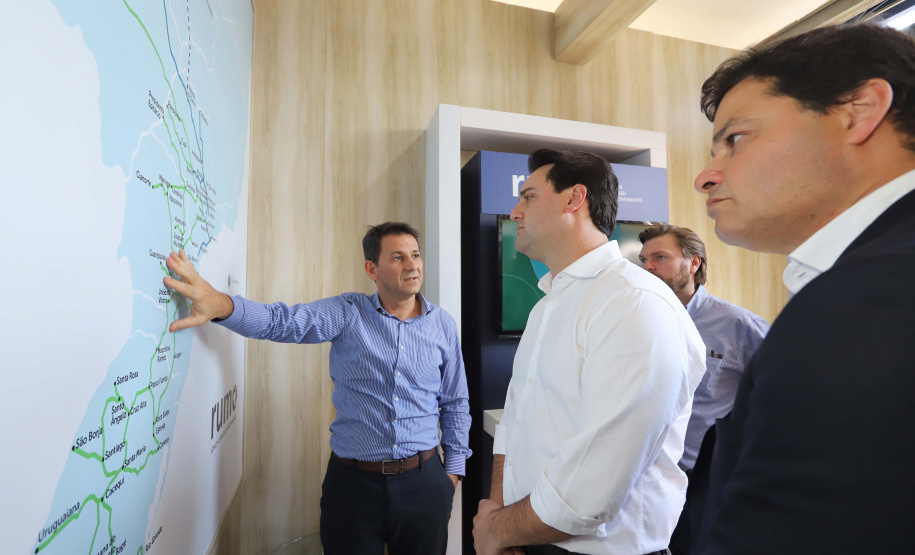 O governador Carlos Massa Ratinho Junior e o presidente da Rumo João Alberto Abreu, assinam protocolo de intenções para revitalização da linha ferrea, entre Morretes e Antonina, litoral paranaense. Participaram: prefeito de Ponta Grossa, Marcelo Rangel; secretário de Infraestrutura e Logística, Sandro Alex; Ponta Grossa, 23-10-19.Foto: Arnaldo Alves / AEN