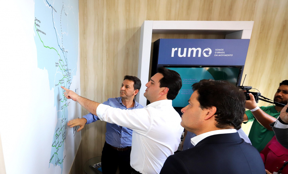 O governador Carlos Massa Ratinho Junior e o presidente da Rumo João Alberto Abreu, assinam protocolo de intenções para revitalização da linha ferrea, entre Morretes e Antonina, litoral paranaense. Participaram: prefeito de Ponta Grossa, Marcelo Rangel; secretário de Infraestrutura e Logística, Sandro Alex; Ponta Grossa, 23-10-19.Foto: Arnaldo Alves / AEN