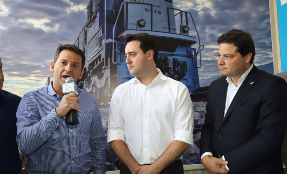 O governador Carlos Massa Ratinho Junior e o presidente da Rumo João Alberto Abreu, assinam protocolo de intenções para revitalização da linha ferrea, entre Morretes e Antonina, litoral paranaense. Participaram: prefeito de Ponta Grossa, Marcelo Rangel; secretário de Infraestrutura e Logística, Sandro Alex; Ponta Grossa, 23-10-19.Foto: Arnaldo Alves / AEN