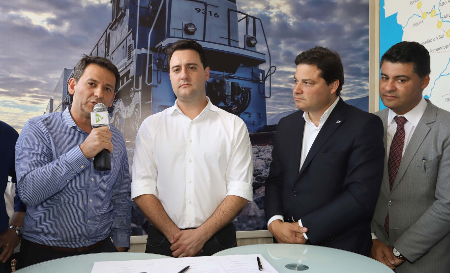 O governador Carlos Massa Ratinho Junior e o presidente da Rumo João Alberto Abreu, assinam protocolo de intenções para revitalização da linha ferrea, entre Morretes e Antonina, litoral paranaense. Participaram: prefeito de Ponta Grossa, Marcelo Rangel; secretário de Infraestrutura e Logística, Sandro Alex; Ponta Grossa, 23-10-19.Foto: Arnaldo Alves / AEN