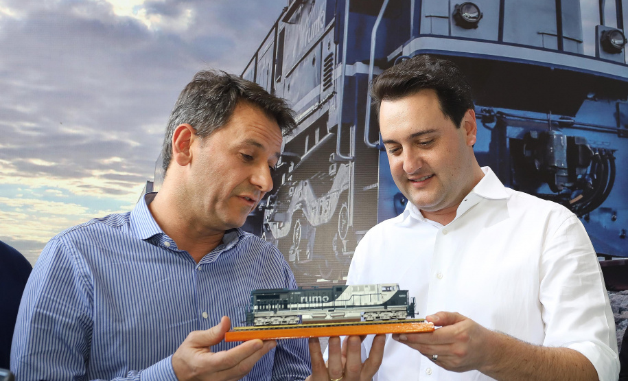O governador Carlos Massa Ratinho Junior e o presidente da Rumo João Alberto Abreu, assinam protocolo de intenções para revitalização da linha ferrea, entre Morretes e Antonina, litoral paranaense. Participaram: prefeito de Ponta Grossa, Marcelo Rangel; secretário de Infraestrutura e Logística, Sandro Alex; Ponta Grossa, 23-10-19.Foto: Arnaldo Alves / AEN