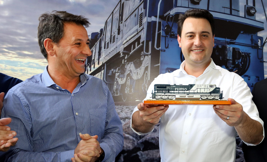 O governador Carlos Massa Ratinho Junior e o presidente da Rumo João Alberto Abreu, assinam protocolo de intenções para revitalização da linha ferrea, entre Morretes e Antonina, litoral paranaense. Participaram: prefeito de Ponta Grossa, Marcelo Rangel; secretário de Infraestrutura e Logística, Sandro Alex; Ponta Grossa, 23-10-19.Foto: Arnaldo Alves / AEN