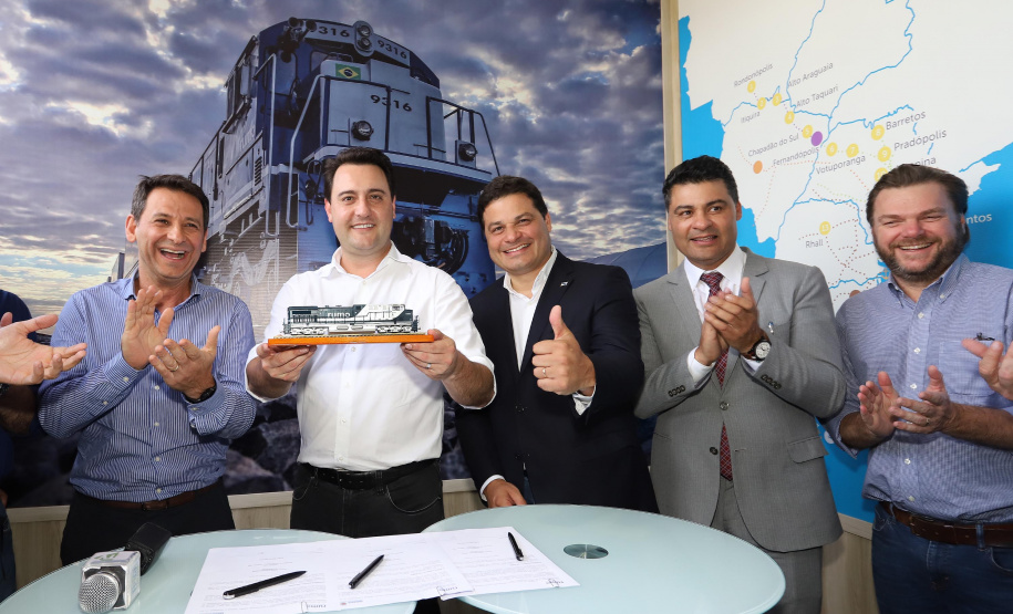 O governador Carlos Massa Ratinho Junior e o presidente da Rumo João Alberto Abreu, assinam protocolo de intenções para revitalização da linha ferrea, entre Morretes e Antonina, litoral paranaense. Participaram: prefeito de Ponta Grossa, Marcelo Rangel; secretário de Infraestrutura e Logística, Sandro Alex; Ponta Grossa, 23-10-19.Foto: Arnaldo Alves / AEN