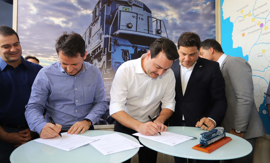 O governador Carlos Massa Ratinho Junior e o presidente da Rumo João Alberto Abreu, assinam protocolo de intenções para revitalização da linha ferrea, entre Morretes e Antonina, litoral paranaense. Participaram: prefeito de Ponta Grossa, Marcelo Rangel; secretário de Infraestrutura e Logística, Sandro Alex; Ponta Grossa, 23-10-19.Foto: Arnaldo Alves / AEN