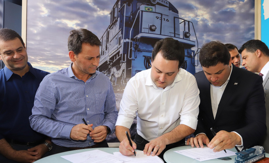 O governador Carlos Massa Ratinho Junior e o presidente da Rumo João Alberto Abreu, assinam protocolo de intenções para revitalização da linha ferrea, entre Morretes e Antonina, litoral paranaense. Participaram: prefeito de Ponta Grossa, Marcelo Rangel; secretário de Infraestrutura e Logística, Sandro Alex; Ponta Grossa, 23-10-19.Foto: Arnaldo Alves / AEN