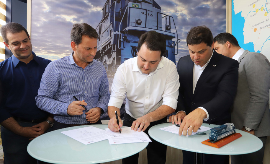 O governador Carlos Massa Ratinho Junior e o presidente da Rumo João Alberto Abreu, assinam protocolo de intenções para revitalização da linha ferrea, entre Morretes e Antonina, litoral paranaense. Participaram: prefeito de Ponta Grossa, Marcelo Rangel; secretário de Infraestrutura e Logística, Sandro Alex; Ponta Grossa, 23-10-19.Foto: Arnaldo Alves / AEN