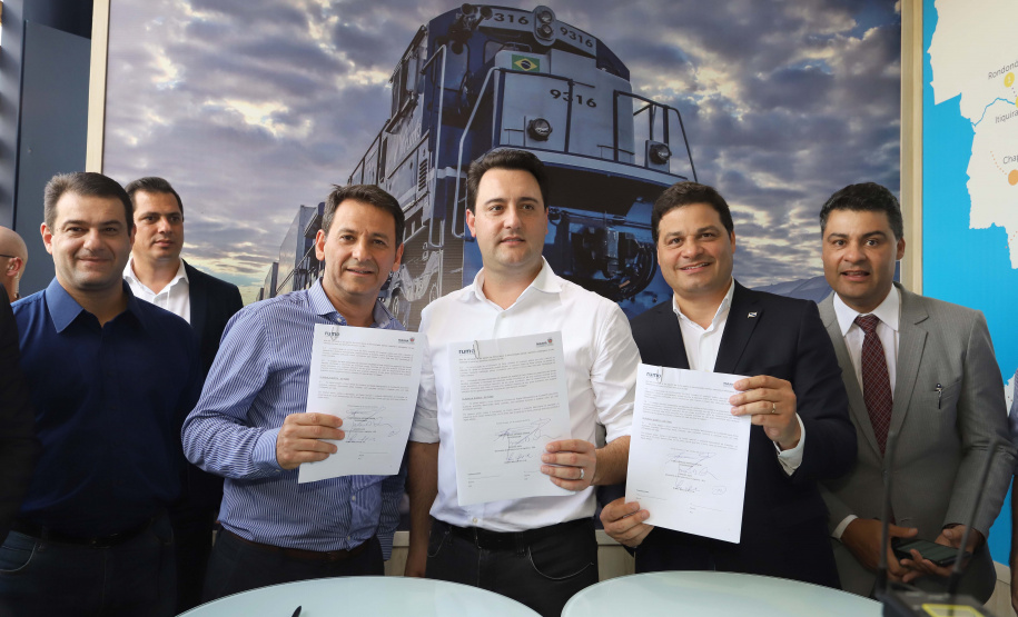 O governador Carlos Massa Ratinho Junior e o presidente da Rumo João Alberto Abreu, assinam protocolo de intenções para revitalização da linha ferrea, entre Morretes e Antonina, litoral paranaense. Participaram: prefeito de Ponta Grossa, Marcelo Rangel; secretário de Infraestrutura e Logística, Sandro Alex; Ponta Grossa, 23-10-19.Foto: Arnaldo Alves / AEN