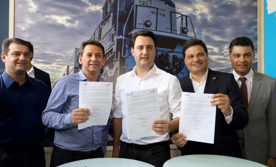 O governador Carlos Massa Ratinho Junior e o presidente da Rumo João Alberto Abreu, assinam protocolo de intenções para revitalização da linha ferrea, entre Morretes e Antonina, litoral paranaense. Participaram: prefeito de Ponta Grossa, Marcelo Rangel; secretário de Infraestrutura e Logística, Sandro Alex; Ponta Grossa, 23-10-19.Foto: Arnaldo Alves / AEN
