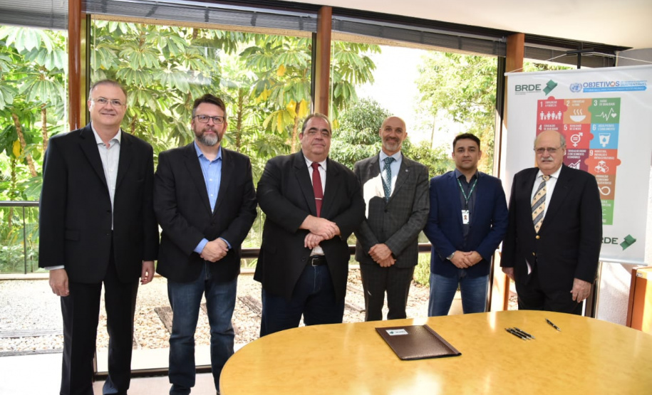 Banco Regional de Desenvolvimento do Extremo Sul (BRDE) e a Organização das Nações Unidas para o Desenvolvimento Industrial (Unido) assinaram nesta quarta-feira (23/10), na sede do banco em Curitiba (PR), um acordo de cooperação técnica para facilitar o acesso de produtores agroindustriais do Sul do Brasil a crédito voltado à produção de biogás e biometano no setor