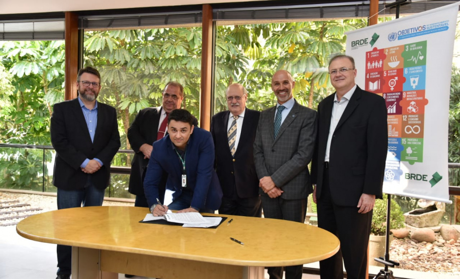 Banco Regional de Desenvolvimento do Extremo Sul (BRDE) e a Organização das Nações Unidas para o Desenvolvimento Industrial (Unido) assinaram nesta quarta-feira (23/10), na sede do banco em Curitiba (PR), um acordo de cooperação técnica para facilitar o acesso de produtores agroindustriais do Sul do Brasil a crédito voltado à produção de biogás e biometano no setor. Foto: Agência La Imagem