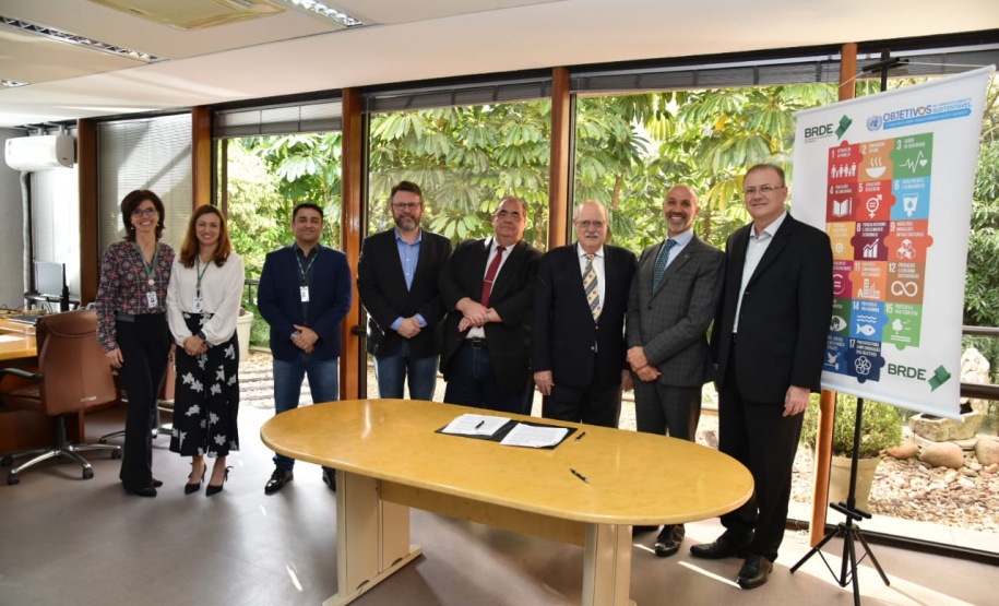 Banco Regional de Desenvolvimento do Extremo Sul (BRDE) e a Organização das Nações Unidas para o Desenvolvimento Industrial (Unido) assinaram nesta quarta-feira (23/10), na sede do banco em Curitiba (PR), um acordo de cooperação técnica para facilitar o acesso de produtores agroindustriais do Sul do Brasil a crédito voltado à produção de biogás e biometano no setor