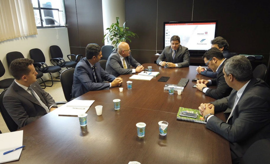 Paraná e Governo Federal estudam construção de uma nova ferrovia. Nesta segunda-feira (21), O secretário estadual de Infraestrutura e Logística, Sandro Alex, reuniu-se segunda-feira (21) com o assessor especial do Ministério da Infraestrutura, Marcos Felix, e o representante da Valec Engenharia, Construções e Ferrovias, Guilherme Bianco. Foto: Divulgação/SEPL