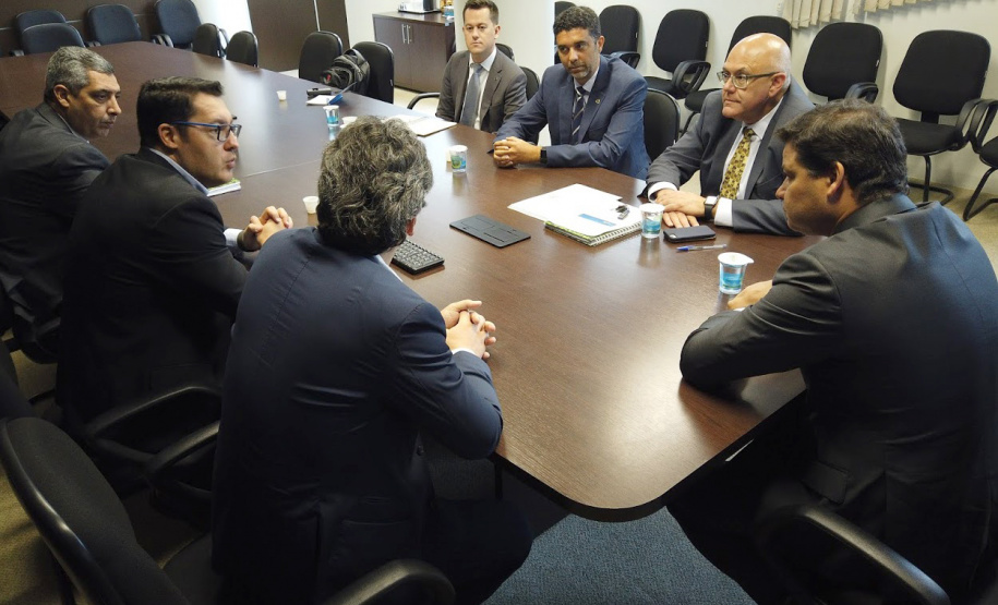 Paraná e Governo Federal estudam construção de uma nova ferrovia. Nesta segunda-feira (21), O secretário estadual de Infraestrutura e Logística, Sandro Alex, reuniu-se segunda-feira (21) com o assessor especial do Ministério da Infraestrutura, Marcos Felix, e o representante da Valec Engenharia, Construções e Ferrovias, Guilherme Bianco. Foto: Divulgação/SEPL