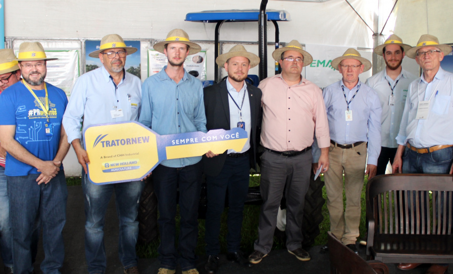 A Secretaria de Estado da Agricultura e do Abastecimento fez nesta quarta-feira (23) mais uma entrega simbólica do Programa Trator Solidário, durante a Feira Paraná, em Ponta Grossa.  Foto: Divulgação/SEAB