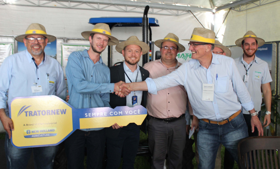 A Secretaria de Estado da Agricultura e do Abastecimento fez nesta quarta-feira (23) mais uma entrega simbólica do Programa Trator Solidário, durante a Feira Paraná, em Ponta Grossa.  Foto: Divulgação/SEAB