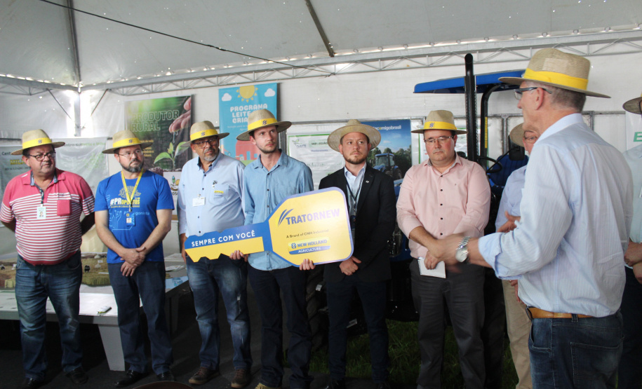 A Secretaria de Estado da Agricultura e do Abastecimento fez nesta quarta-feira (23) mais uma entrega simbólica do Programa Trator Solidário, durante a Feira Paraná, em Ponta Grossa.  Foto: Divulgação/SEAB