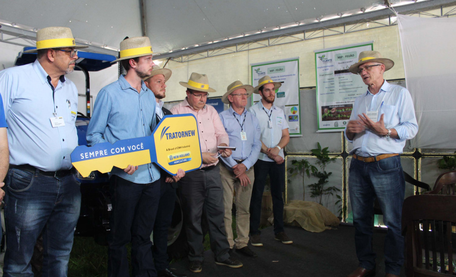 A Secretaria de Estado da Agricultura e do Abastecimento fez nesta quarta-feira (23) mais uma entrega simbólica do Programa Trator Solidário, durante a Feira Paraná, em Ponta Grossa.  Foto: Divulgação/SEAB