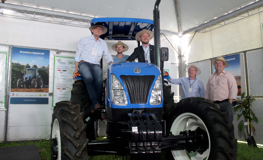 A Secretaria de Estado da Agricultura e do Abastecimento fez nesta quarta-feira (23) mais uma entrega simbólica do Programa Trator Solidário, durante a Feira Paraná, em Ponta Grossa.  Foto: Divulgação/SEAB