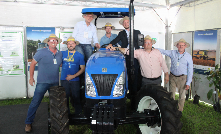 A Secretaria de Estado da Agricultura e do Abastecimento fez nesta quarta-feira (23) mais uma entrega simbólica do Programa Trator Solidário, durante a Feira Paraná, em Ponta Grossa.  Foto: Divulgação/SEAB