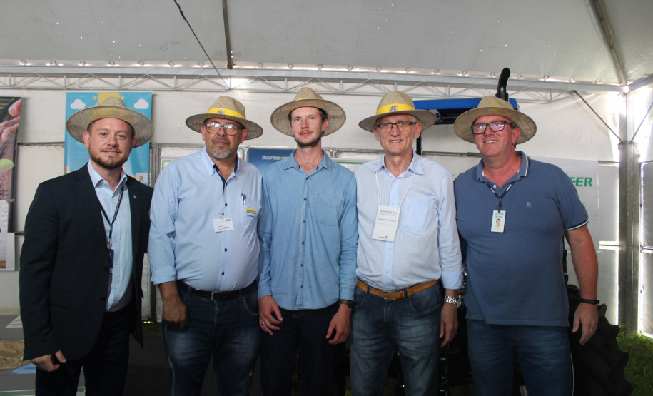 A Secretaria de Estado da Agricultura e do Abastecimento fez nesta quarta-feira (23) mais uma entrega simbólica do Programa Trator Solidário, durante a Feira Paraná, em Ponta Grossa.  Foto: Divulgação/SEAB
