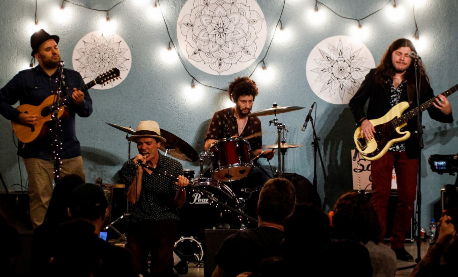 Seis cidades paranaenses participam nesta sexta-feira (25) de um evento simultâneo organizado pela Flibi, a Festa Literária da Biblioteca Pública do Paraná. Às 15h, professores, escritores e artistas de Curitiba, Maringá, Londrina, Ponta Grossa, Cascavel e Foz do Iguaçu discutem e declamam a obra de Dalton Trevisan em bibliotecas locais, com entrada gratuita. Foto: Divulgação/BPP