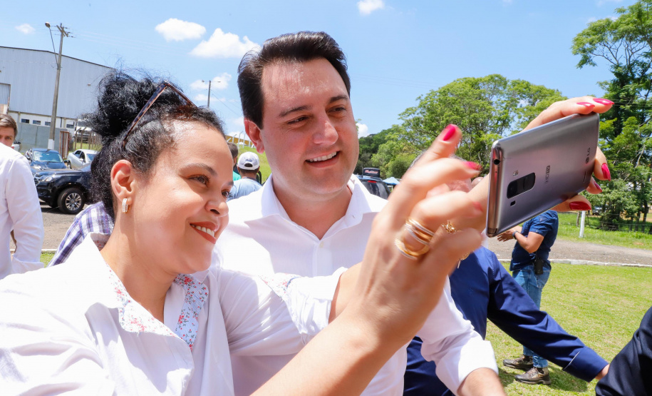 Ponta Grossa e outros 12 municípios dos Campos Gerais vão investir R$ 19,9 milhões em pavimentação de ruas, compra de equipamentos de videomonitoramento, máquinas, ambulância e ônibus escolares, além de ações na área da saúde. Os recursos são do Governo do Estado. As licitações e homologações das obras e aquisições foram autorizadas pelo governador Carlos Massa Ratinho Junior nesta quinta-feira (24) em Ponta Grossa.