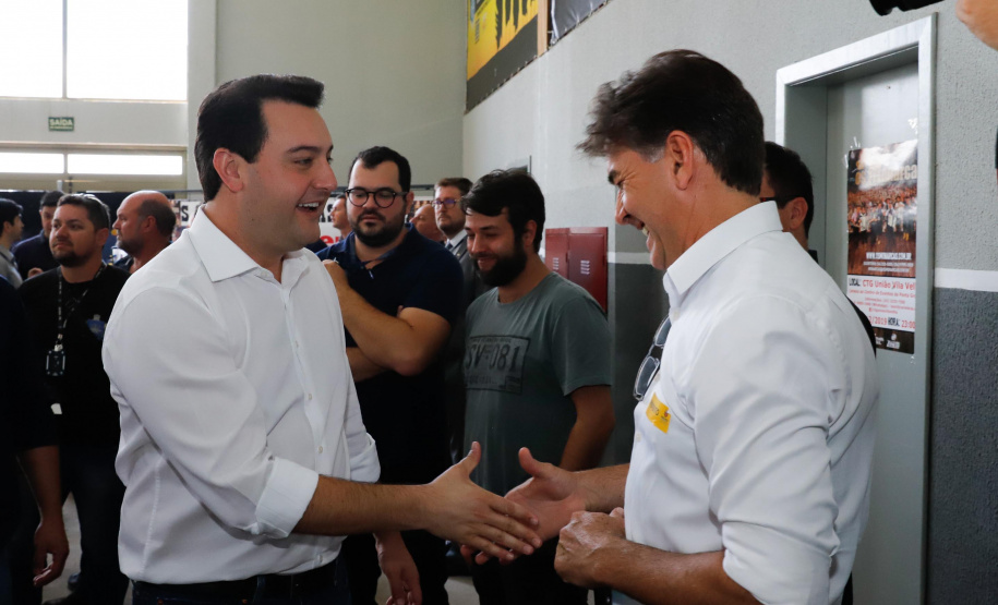 Ponta Grossa e outros 12 municípios dos Campos Gerais vão investir R$ 19,9 milhões em pavimentação de ruas, compra de equipamentos de videomonitoramento, máquinas, ambulância e ônibus escolares, além de ações na área da saúde. Os recursos são do Governo do Estado. As licitações e homologações das obras e aquisições foram autorizadas pelo governador Carlos Massa Ratinho Junior nesta quinta-feira (24) em Ponta Grossa.