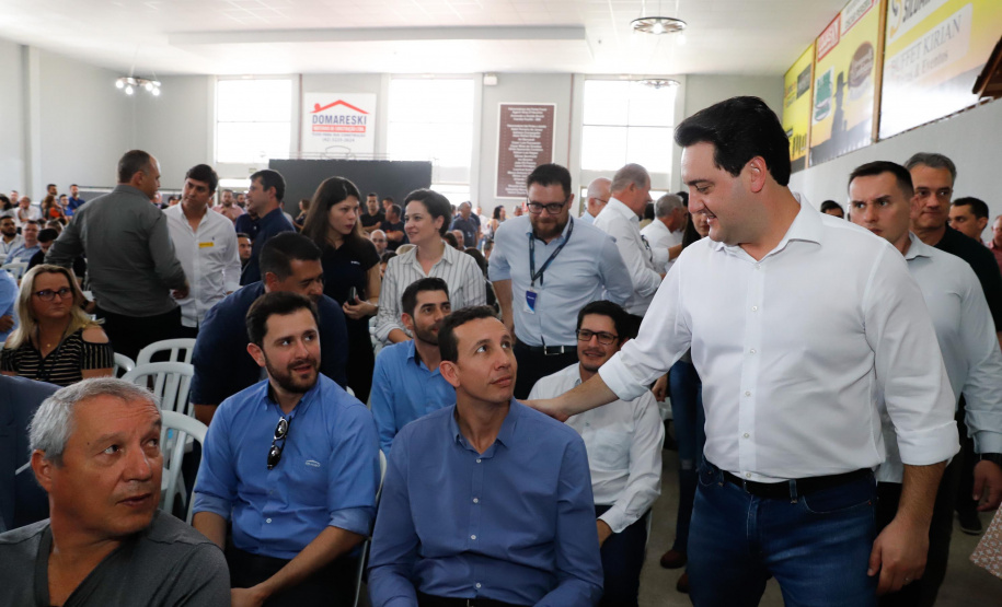 Ponta Grossa e outros 12 municípios dos Campos Gerais vão investir R$ 19,9 milhões em pavimentação de ruas, compra de equipamentos de videomonitoramento, máquinas, ambulância e ônibus escolares, além de ações na área da saúde. Os recursos são do Governo do Estado. As licitações e homologações das obras e aquisições foram autorizadas pelo governador Carlos Massa Ratinho Junior nesta quinta-feira (24) em Ponta Grossa.