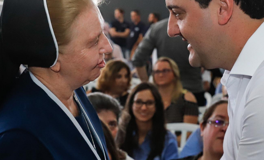 Ponta Grossa e outros 12 municípios dos Campos Gerais vão investir R$ 19,9 milhões em pavimentação de ruas, compra de equipamentos de videomonitoramento, máquinas, ambulância e ônibus escolares, além de ações na área da saúde. Os recursos são do Governo do Estado. As licitações e homologações das obras e aquisições foram autorizadas pelo governador Carlos Massa Ratinho Junior nesta quinta-feira (24) em Ponta Grossa.