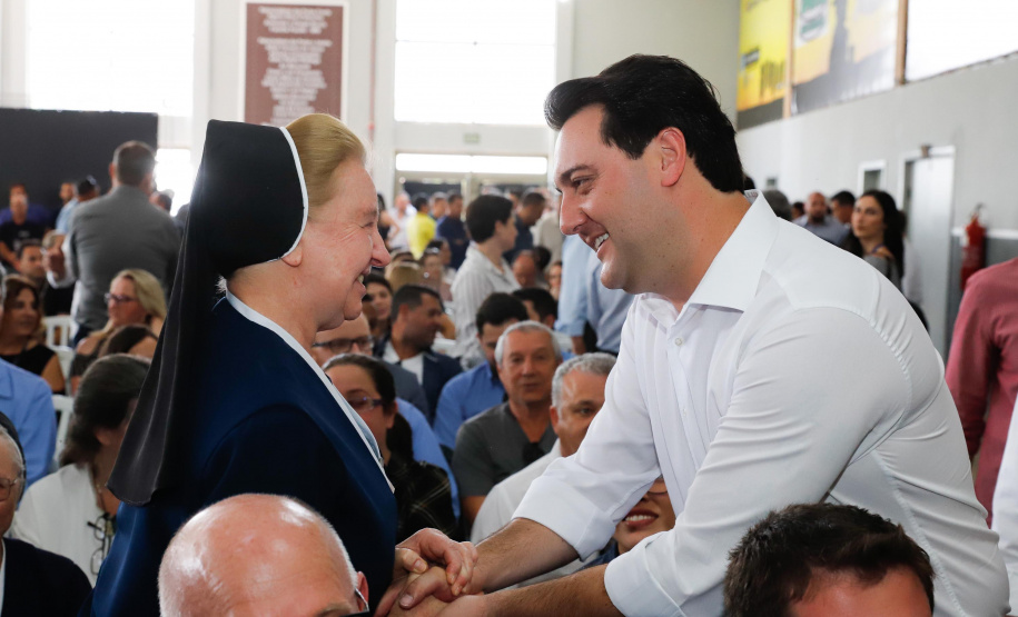 Ponta Grossa e outros 12 municípios dos Campos Gerais vão investir R$ 19,9 milhões em pavimentação de ruas, compra de equipamentos de videomonitoramento, máquinas, ambulância e ônibus escolares, além de ações na área da saúde. Os recursos são do Governo do Estado. As licitações e homologações das obras e aquisições foram autorizadas pelo governador Carlos Massa Ratinho Junior nesta quinta-feira (24) em Ponta Grossa.