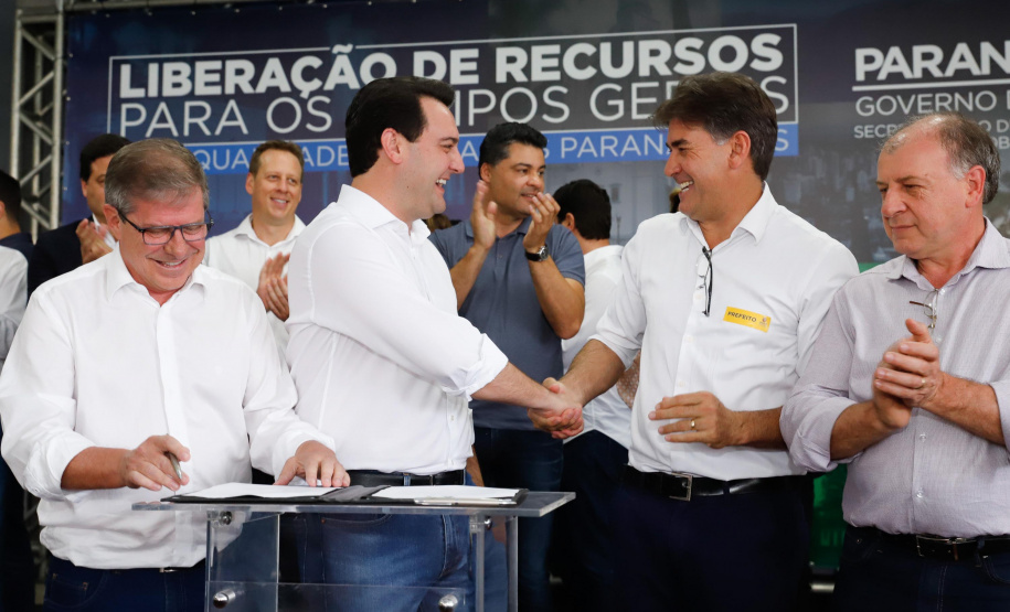 Ponta Grossa e outros 12 municípios dos Campos Gerais vão investir R$ 19,9 milhões em pavimentação de ruas, compra de equipamentos de videomonitoramento, máquinas, ambulância e ônibus escolares, além de ações na área da saúde. Os recursos são do Governo do Estado. As licitações e homologações das obras e aquisições foram autorizadas pelo governador Carlos Massa Ratinho Junior nesta quinta-feira (24) em Ponta Grossa.