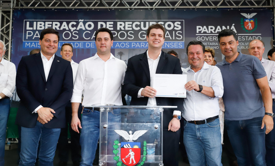 Ponta Grossa e outros 12 municípios dos Campos Gerais vão investir R$ 19,9 milhões em pavimentação de ruas, compra de equipamentos de videomonitoramento, máquinas, ambulância e ônibus escolares, além de ações na área da saúde. Os recursos são do Governo do Estado. As licitações e homologações das obras e aquisições foram autorizadas pelo governador Carlos Massa Ratinho Junior nesta quinta-feira (24) em Ponta Grossa.