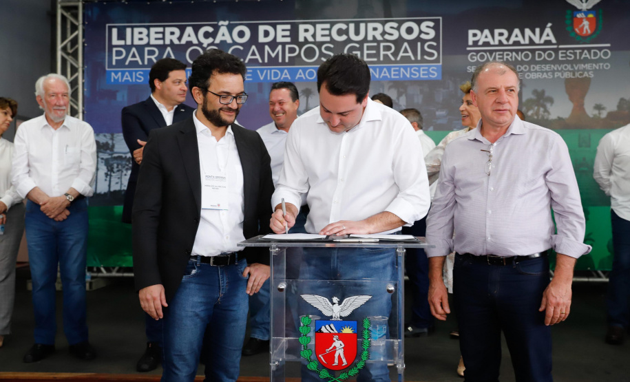 Ponta Grossa e outros 12 municípios dos Campos Gerais vão investir R$ 19,9 milhões em pavimentação de ruas, compra de equipamentos de videomonitoramento, máquinas, ambulância e ônibus escolares, além de ações na área da saúde. Os recursos são do Governo do Estado. As licitações e homologações das obras e aquisições foram autorizadas pelo governador Carlos Massa Ratinho Junior nesta quinta-feira (24) em Ponta Grossa.