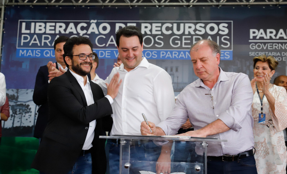 Ponta Grossa e outros 12 municípios dos Campos Gerais vão investir R$ 19,9 milhões em pavimentação de ruas, compra de equipamentos de videomonitoramento, máquinas, ambulância e ônibus escolares, além de ações na área da saúde. Os recursos são do Governo do Estado. As licitações e homologações das obras e aquisições foram autorizadas pelo governador Carlos Massa Ratinho Junior nesta quinta-feira (24) em Ponta Grossa.