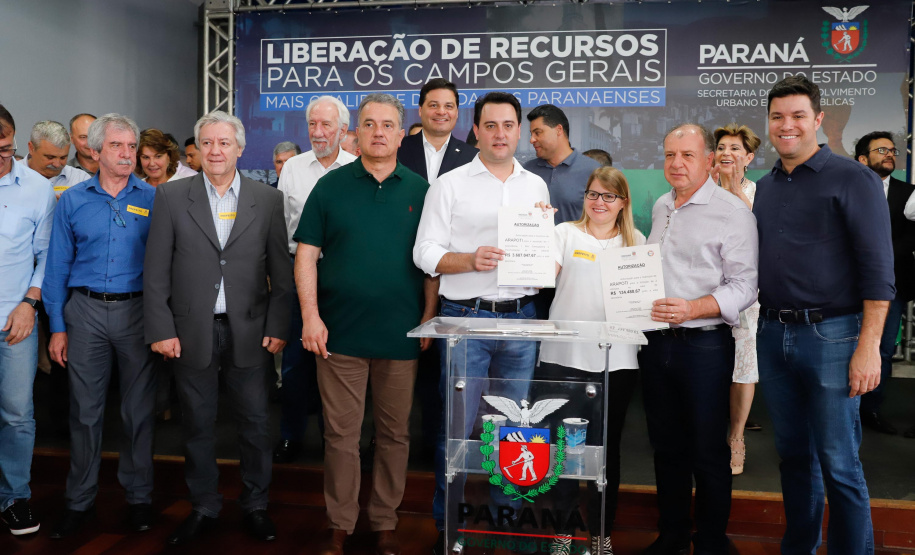 Ponta Grossa e outros 12 municípios dos Campos Gerais vão investir R$ 19,9 milhões em pavimentação de ruas, compra de equipamentos de videomonitoramento, máquinas, ambulância e ônibus escolares, além de ações na área da saúde. Os recursos são do Governo do Estado. As licitações e homologações das obras e aquisições foram autorizadas pelo governador Carlos Massa Ratinho Junior nesta quinta-feira (24) em Ponta Grossa.