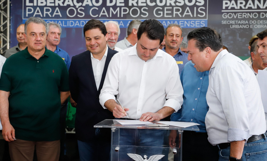 Ponta Grossa e outros 12 municípios dos Campos Gerais vão investir R$ 19,9 milhões em pavimentação de ruas, compra de equipamentos de videomonitoramento, máquinas, ambulância e ônibus escolares, além de ações na área da saúde. Os recursos são do Governo do Estado. As licitações e homologações das obras e aquisições foram autorizadas pelo governador Carlos Massa Ratinho Junior nesta quinta-feira (24) em Ponta Grossa.