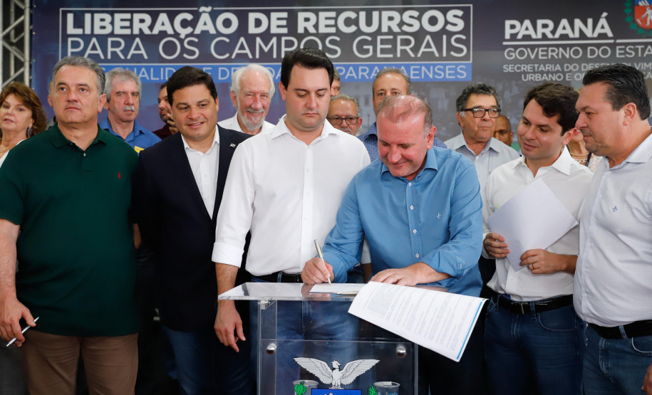 Ponta Grossa e outros 12 municípios dos Campos Gerais vão investir R$ 19,9 milhões em pavimentação de ruas, compra de equipamentos de videomonitoramento, máquinas, ambulância e ônibus escolares, além de ações na área da saúde